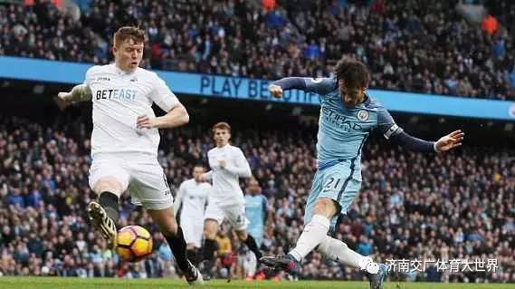  曼联补时绝杀热刺，英超榜首大战火花四溅  